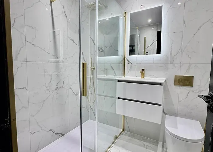 3br Modernised Sleeps 8, Walking Distance To West End, Free Parking *