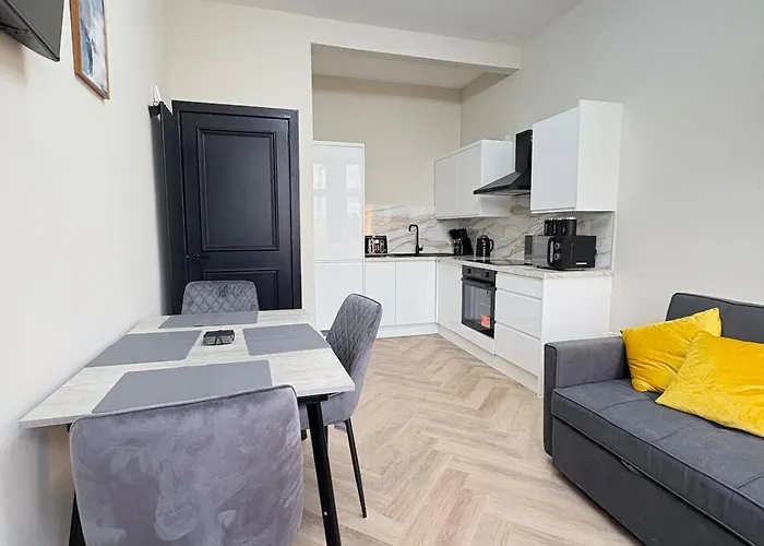 3br Modernised Sleeps 8, Walking Distance To West End, Free Parking Glasgow