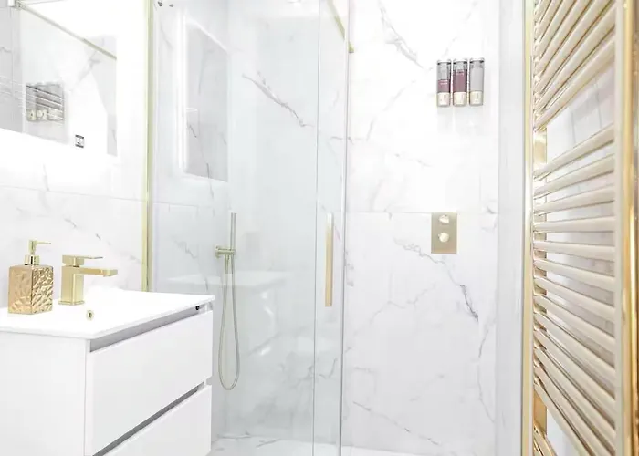 3br West End Flat W Free Parkin דירה