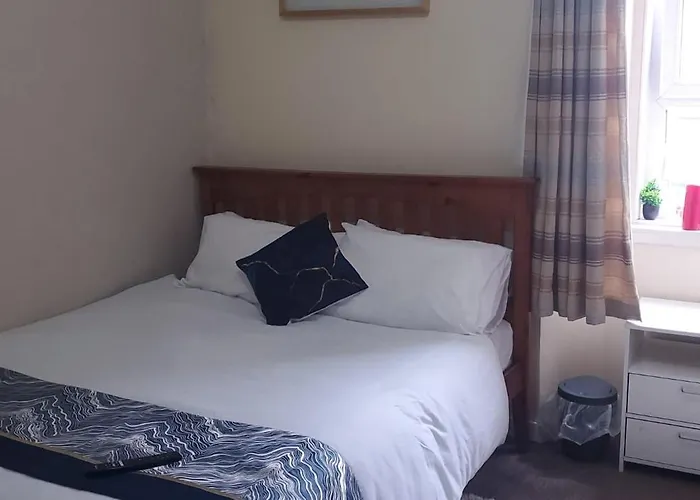 Cosy And Bright 3-bedroom Flat Apartment *