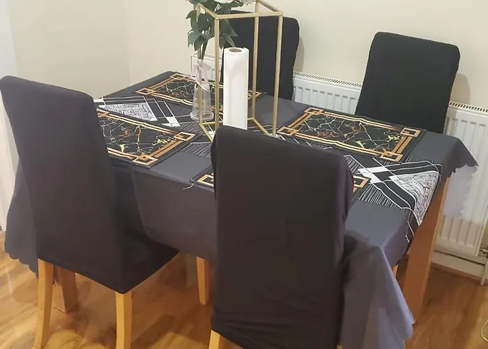 Cosy And Bright 3-bedroom Flat Apartment