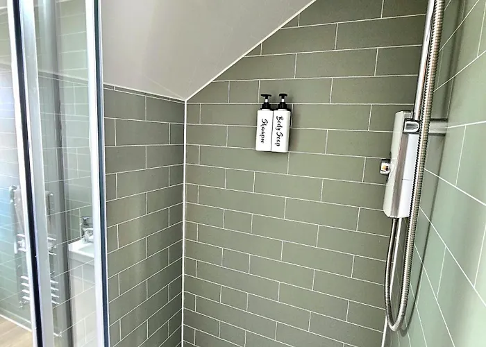 Newly Renovated Gem - Free Parking & Modern Comfort Glasgow