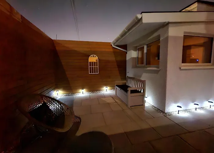 Newly Renovated Gem - Free Parking & Modern Comfort Nyaraló