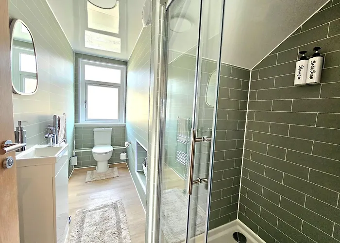 Newly Renovated Gem - Free Parking & Modern Comfort * Glasgow