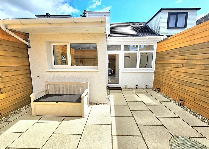 Newly Renovated Gem - Free Parking & Modern Comfort Glasgow