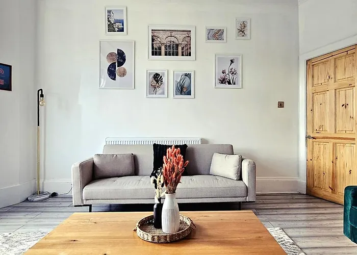 Spacious Haven With Free Parking Дом отдыха