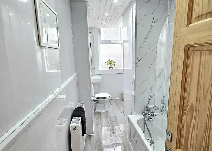 Spacious Haven With Free Parking