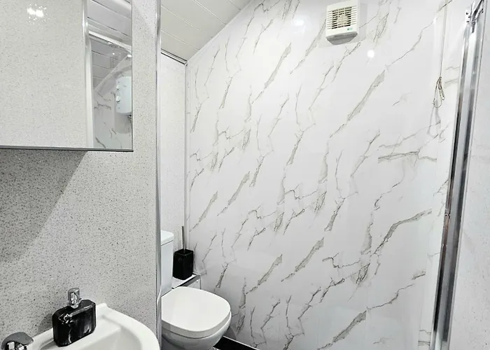 Spacious Haven With Free Parking *