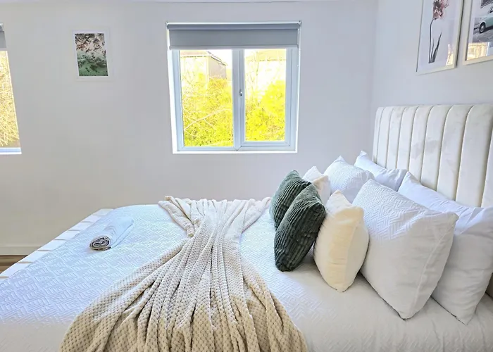 Spacious Haven With Free Parking *