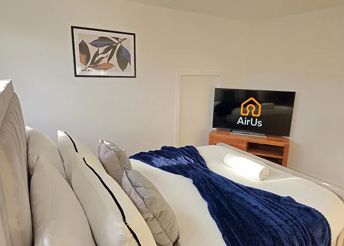 Дом отдыха Spacious Haven With Free Parking *