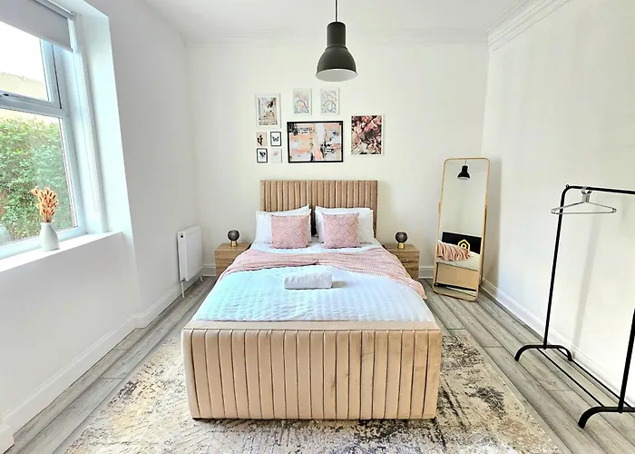 Spacious Haven With Free Parking