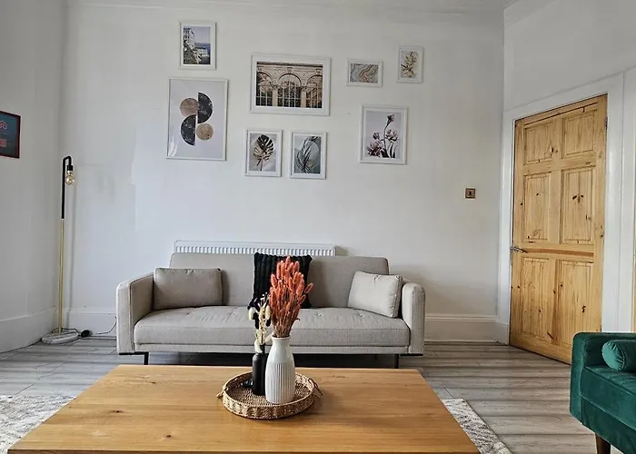 Spacious Haven With Free Parking *