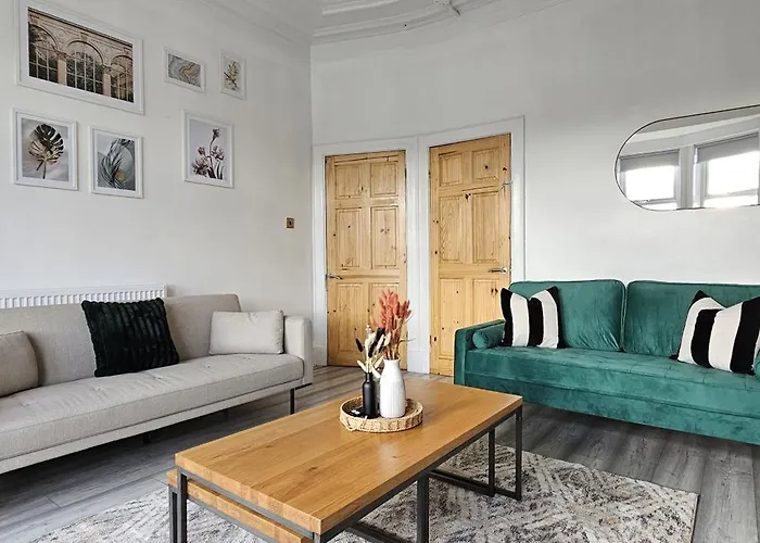 Spacious Haven With Free Parking