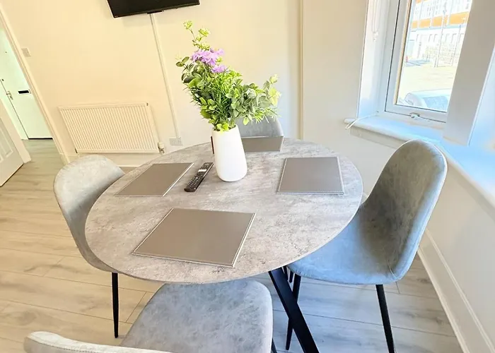 Appartement 2br, Sleeps 6, Green, Free Parking & Walk Dist To Centre *