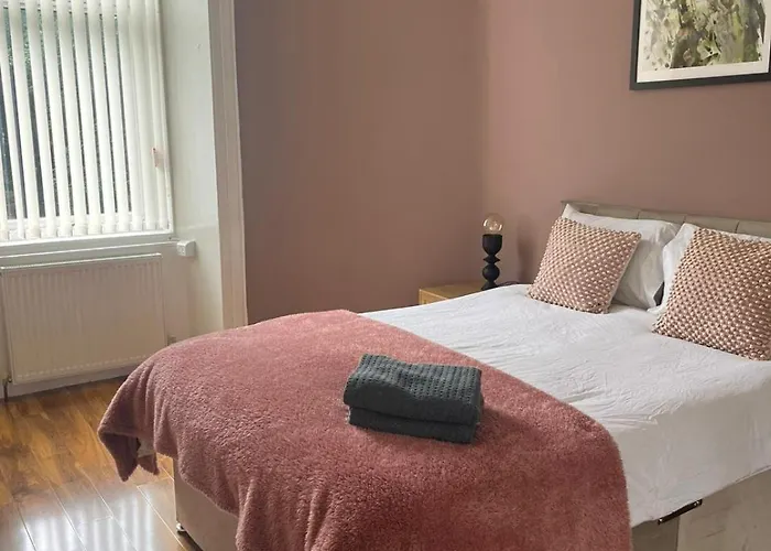 Lägenhet 3br Near Ibrox Subway Sleeps 7 And Parking *