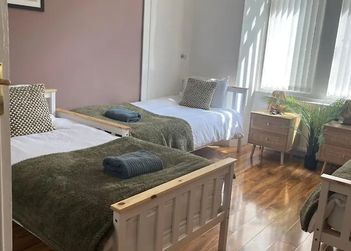 3br Near Ibrox Subway Sleeps 7 And Parking Lägenhet