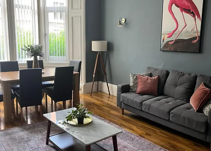 3br Near Ibrox Subway Sleeps 7 And Parking Appartamento *