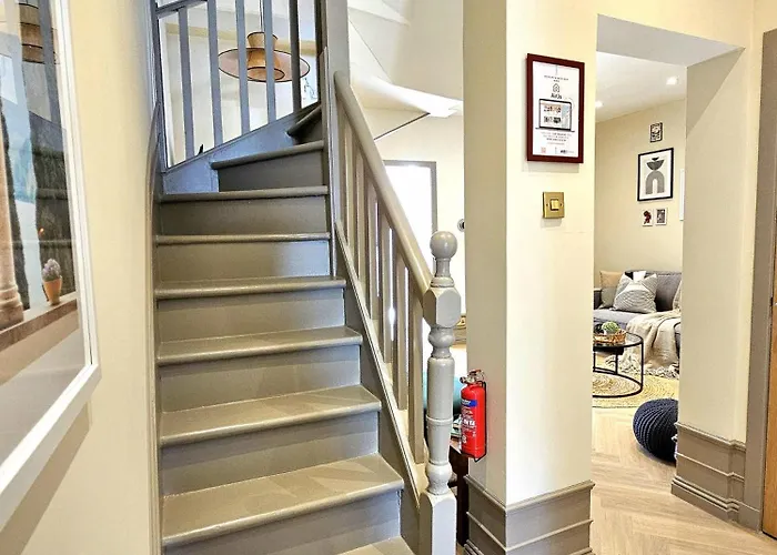 Nyaraló Newly Renovated Gem - Free Parking & Modern Comfort