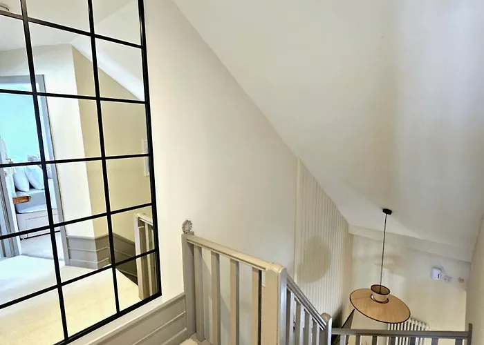 Newly Renovated Gem - Free Parking & Modern Comfort Hébergement de vacances *