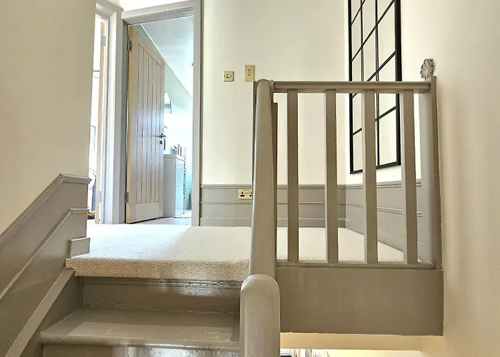 Nyaraló Newly Renovated Gem - Free Parking & Modern Comfort