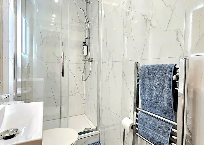 Newly Renovated Gem - Free Parking & Modern Comfort * Glasgow