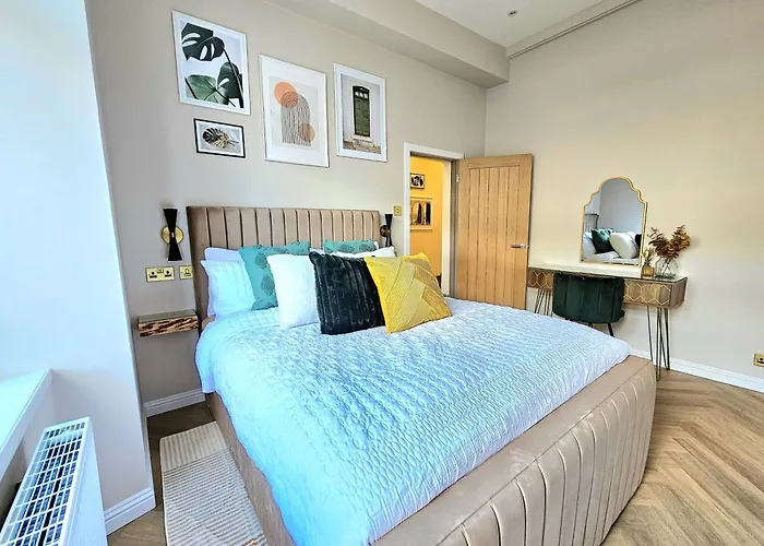 Newly Renovated Gem - Free Parking & Modern Comfort בית נופש *