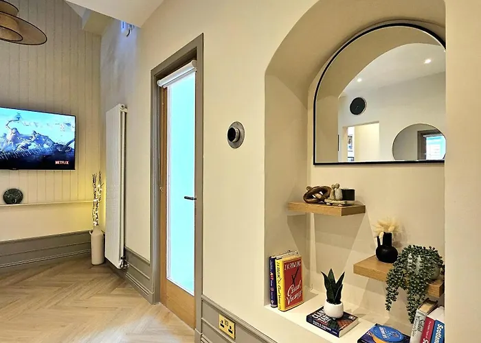 Newly Renovated Gem - Free Parking & Modern Comfort גלאזגו