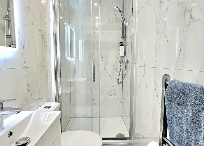 Hébergement de vacances Newly Renovated Gem - Free Parking & Modern Comfort *