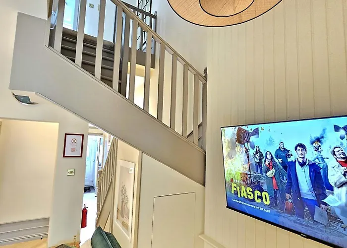 Newly Renovated Gem - Free Parking & Modern Comfort Glasgow