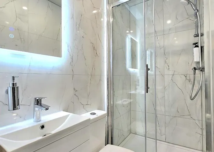 Newly Renovated Gem - Free Parking & Modern Comfort Hébergement de vacances Glasgow