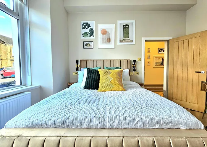 Newly Renovated Gem - Free Parking & Modern Comfort * גלאזגו