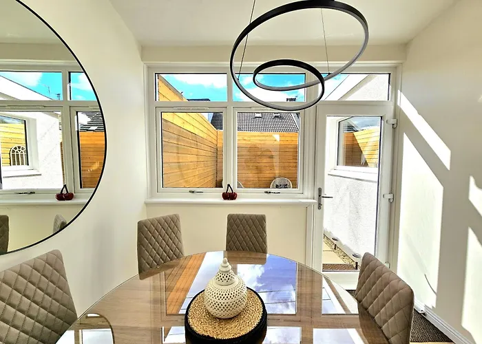 Newly Renovated Gem - Free Parking & Modern Comfort Hébergement de vacances *