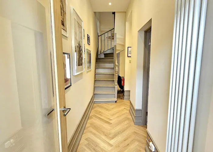 Nyaraló Newly Renovated Gem - Free Parking & Modern Comfort Glasgow