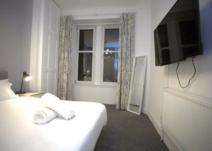 Apartment Renovated West End Flat In *