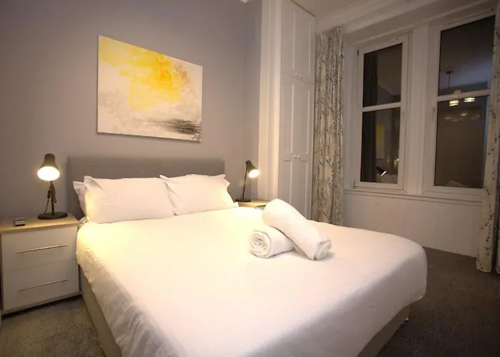 Apartment Renovated West End Flat In