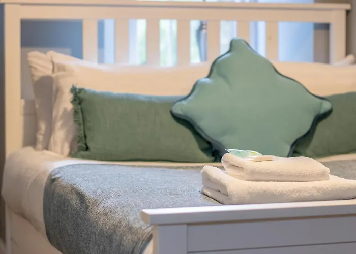 Happy Haven Home, West End - Pass The Keys *