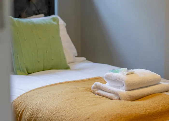 Happy Haven Home, West End - Pass The Keys *