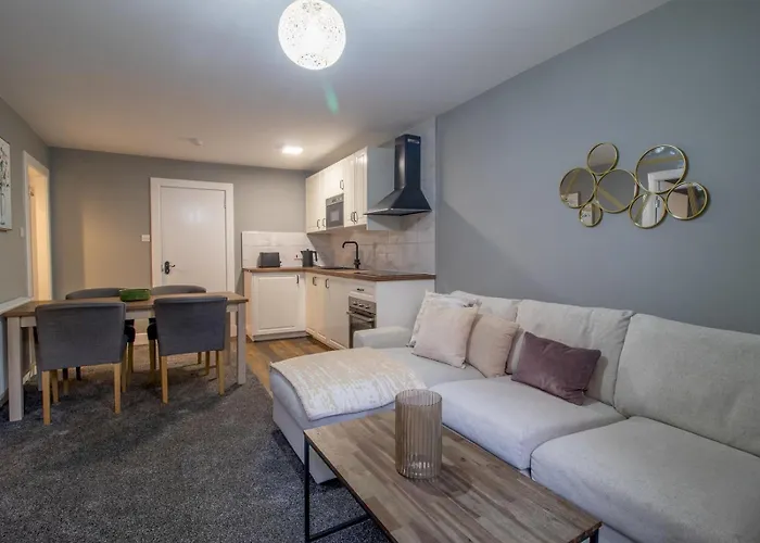 Apartment Happy Haven Home, West End - Pass The Keys *