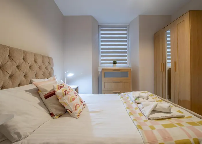 Gem Main Door Parking - Pass The Keys 格拉斯哥