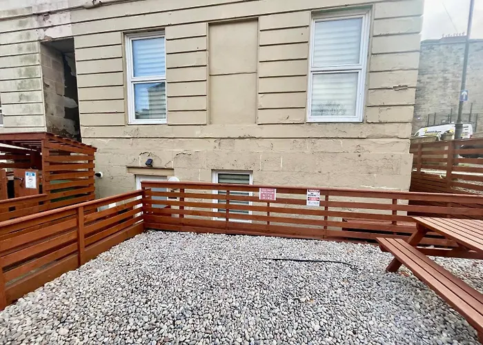 Gem Main Door Parking - Pass The Keys * Glasgow