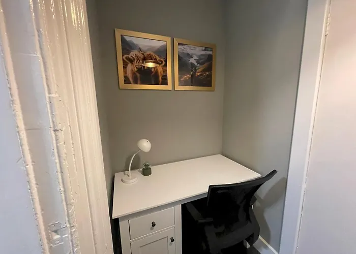 Spacious Hillhead Haven - Pass The Keys * Glasgow