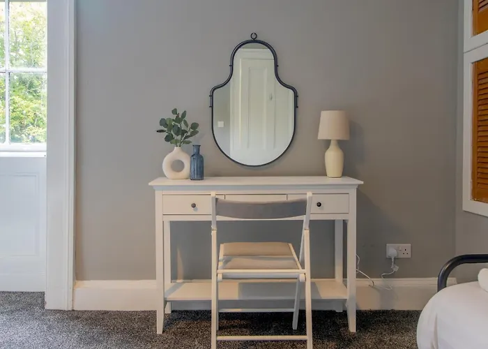 Spacious Hillhead Haven - Pass The Keys