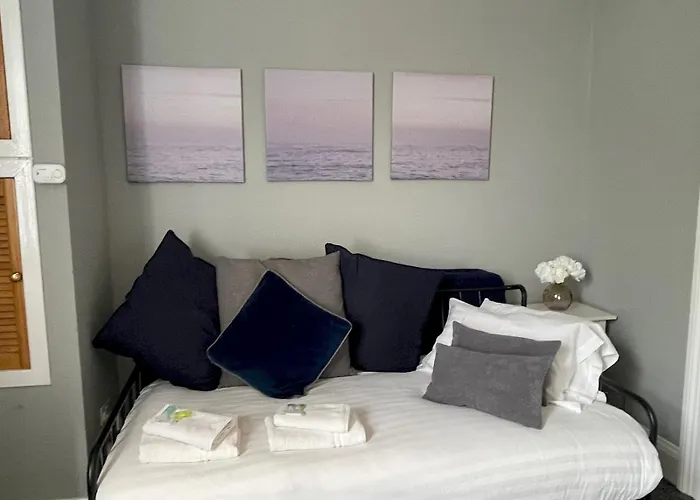 Spacious Hillhead Haven - Pass The Keys