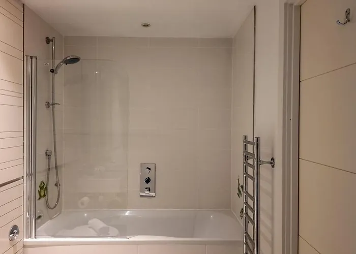 Meadowside Quay 2br Luxurious Апартаменты