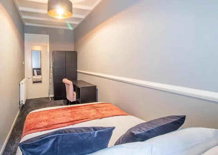 Апартаменты Pass The Keys Cosy In Fabulous West End *