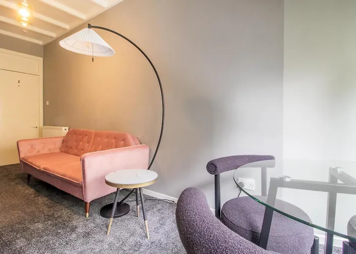 Апартаменты Pass The Keys Cosy In Fabulous West End