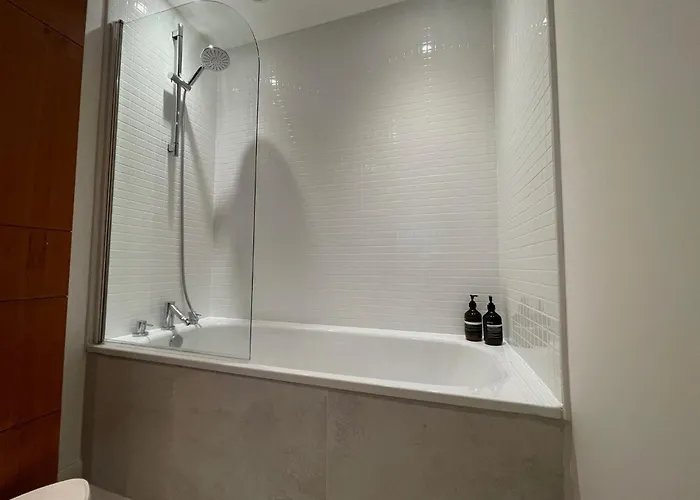 Private And Bathroom In Shared Flat With Parking