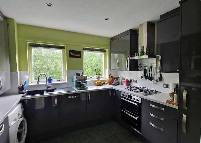 Modern Three-bedroom In Leafy West End With Private Parking *