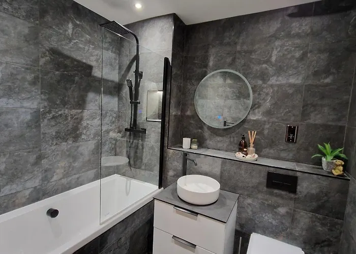 Modern Three-bedroom In Leafy West End With Private Parking Apartament Glasgow