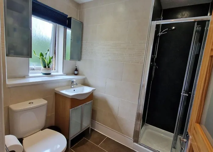 Modern Three-bedroom In Leafy West End With Private Parking *